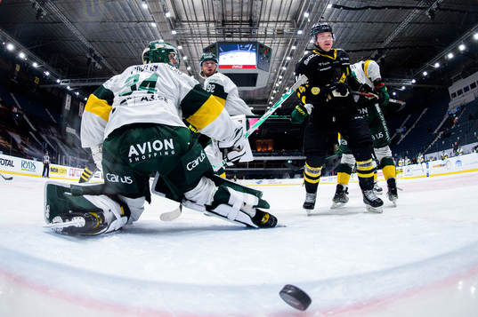 s Nicklas Heinerö , ej i bild, gör 2-1 bakom