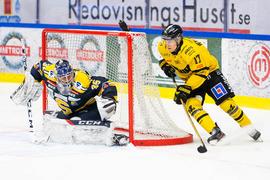Västerås William Wikman och Södertäljes målvakt Jussi