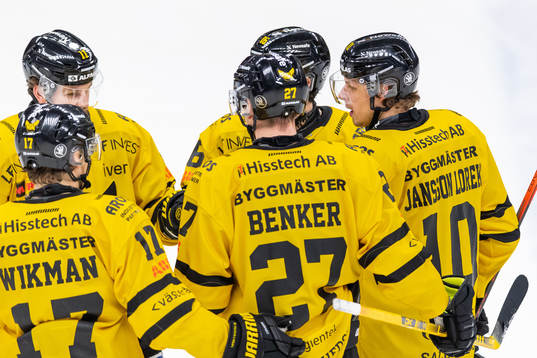 Västerås Jimmie Jansson Lorek (till höger) jublar med