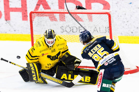 Västerås målvakt Emil Kruse med en räddning på skott