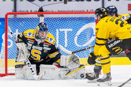 Södertäljes målvakt Jussi Rynnäs räddar