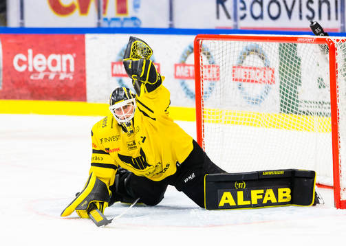 Västerås målvakt Emil Kruse med en räddning