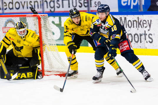 Södertäljes Andreas Hjelm i kamp om pucken med Västerås