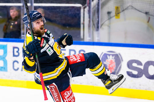 Södertäljes Anton Blomberg jublar