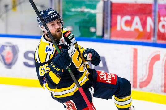 Södertäljes Anton Blomberg jublar