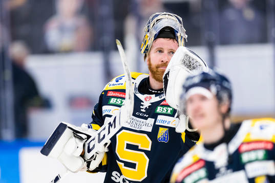 Södertäljes målvakt Jussi Rynnäs ser glad ut