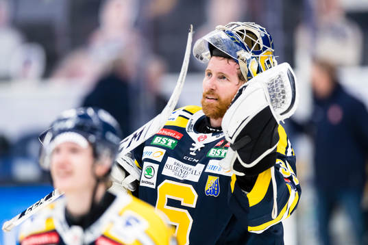 Södertäljes målvakt Jussi Rynnäs ser glad ut