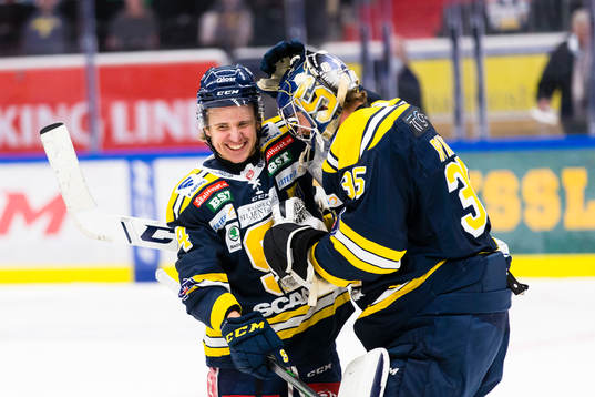 Södertäljes Rasmus Kahilainen gratulerar målvakt Jussi