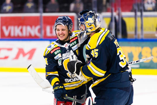 Södertäljes Rasmus Kahilainen gratulerar målvakt Jussi