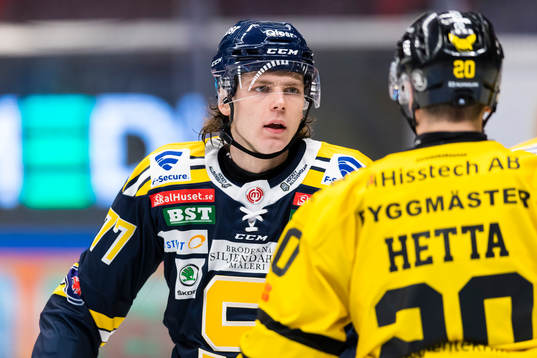 Södertäljes Samuel Bitten diskuterar med Västerås