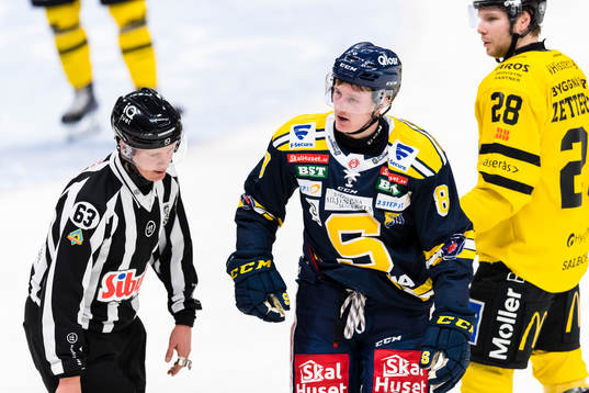 Södertäljes Lucas Nordsäter diskuterar med linjedomaren
