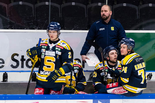 Södertäljes tränare Nichlas Falk följer spelet