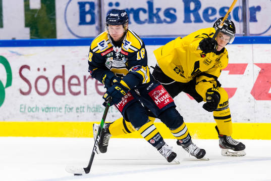 Södertäljes Andreas Hjelm i kamp om pucken med Västerås