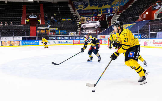 Västerås Alexander Younan med pucken i egen zon