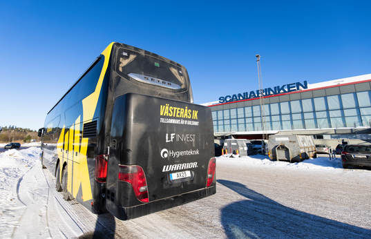 Västerås spelarbuss utanför Scaniarinken