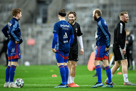 Örebros Kevin Walker hälsar på Djurgårdens Aslak Witry,
