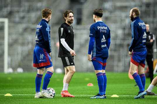 Örebros Kevin Walker hälsar på Djurgårdens Aslak Witry,