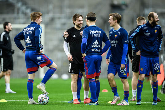 Örebros Kevin Walker hälsar på Djurgårdens Aslak Witry,