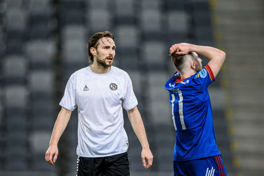 Örebros Kevin Walker och Djurgårdens Albion Ademi