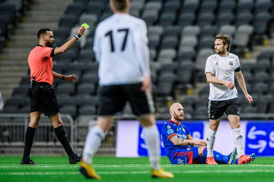 Örebros Kevin Walker får ett gult kort av domare Farouk