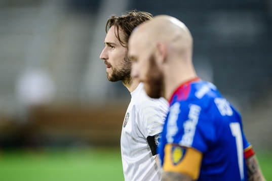 Örebros Kevin Walker och Djurgårdens Magnus Eriksson gör