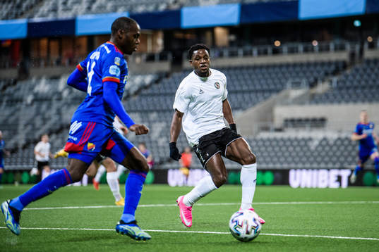 Djurgårdens Edward Chilufya och Örebros Kevin Wright