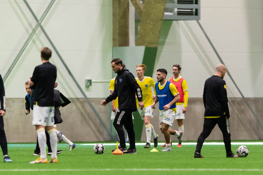 Falkenbergs spelare värmer upp före träningsmatchen i