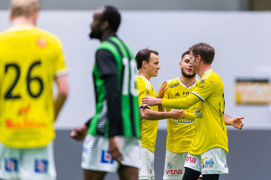 Falkenbergs Anton Wede jublar med lagkamrater