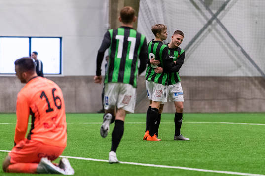 GAIS Viktor Alexandersson jublar med lagkamrater