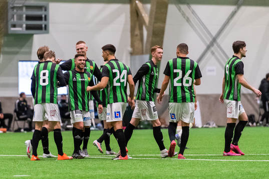GAIS Viktor Alexandersson jublar med lagkamrater