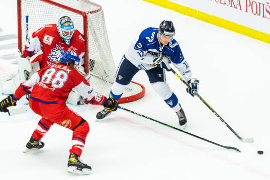Anton Lundell of Finland against goalkeeper Patrik Bartosak