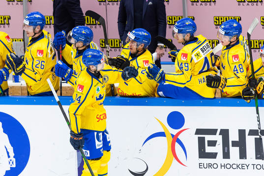 Emil Pettersson of Sweden celebrates with team mates