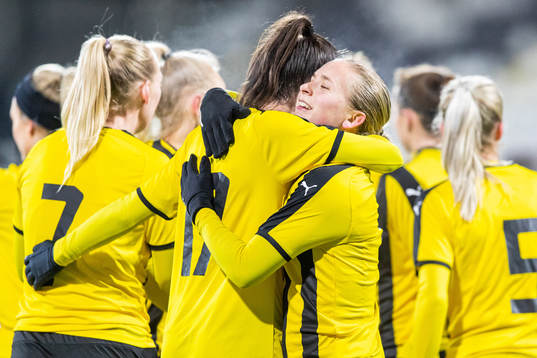 Häckens Filippa Curmark jublar med lagkamrater