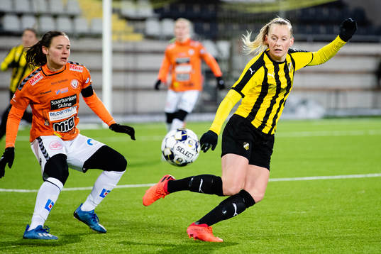 Kristianstads Emma Petrovic och Häckens Stina Blackstenius