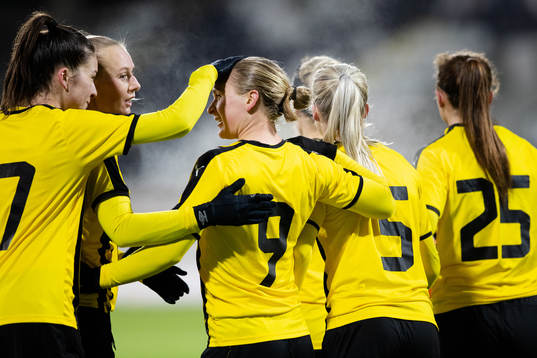 Häckens Filippa Curmark jublar med lagkamrater
