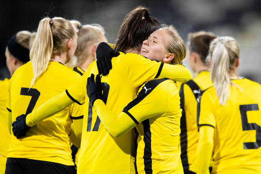 Häckens Filippa Curmark jublar med lagkamrater