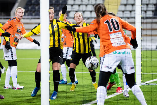 Häckens Filippa Curmark jublar när hon gör 2-1