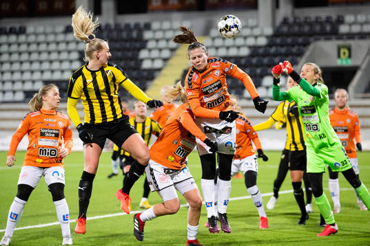 Häckens Stina Blackstenius oroar på hörna