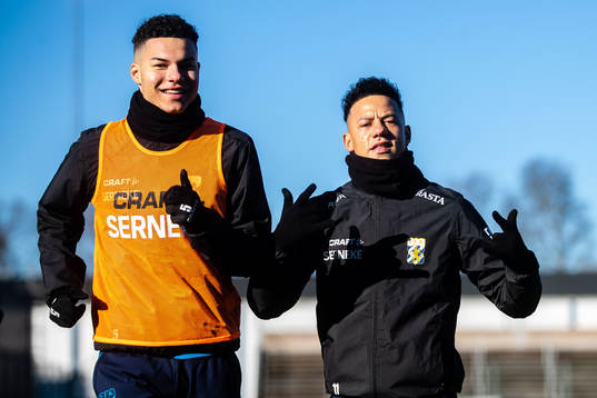 IFK Göteborg Alexander Jallow och Tobias Sana värmer upp