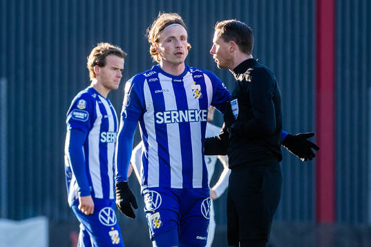 IFK Göteborg Calle Johansson i disukssion med domaren