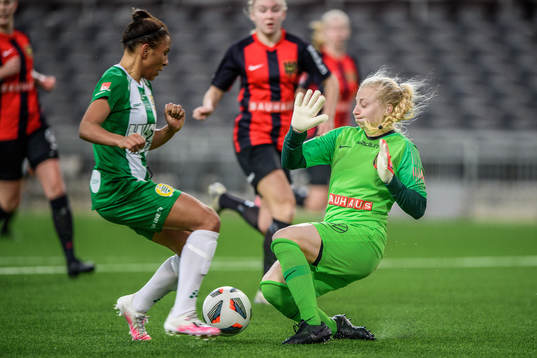 Hammarbys Madelen Janogy och Brommapojkarnas målvakt