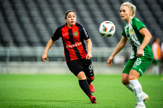 Brommapojkarnas Michelle Rojas Flores och Hammarbys Ellen