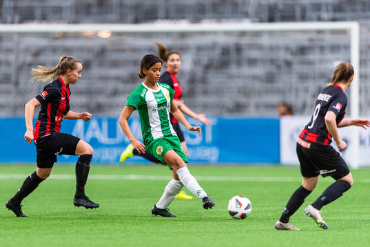 Brommapojkarnas Sara Eriksson och Hammarbys Mecy Söderling