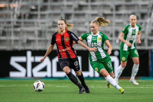 Brommapojkarnas Sara Eriksson och Hammarbys Emma Jansson