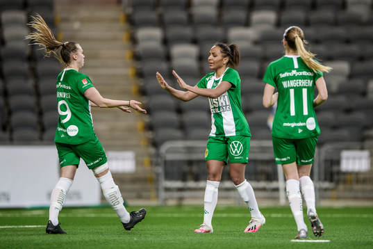 Hammarbys Madelen Janogy (m) jublar med Frida Thörnqvist