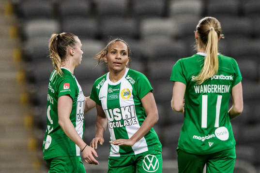 Hammarbys Madelen Janogy (m) jublar med Frida Thörnqvist