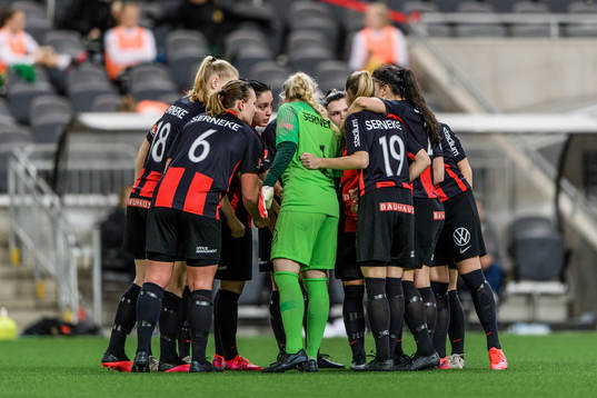 Brommapojkarnas spelare samlas i en ring