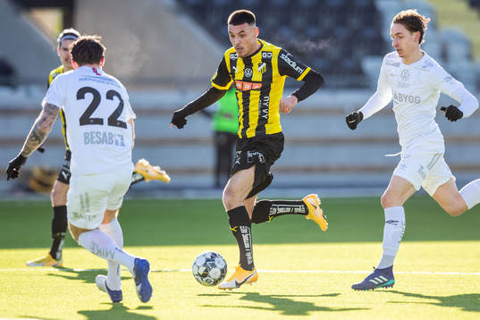 Häckens Ali Youssef mellan Örgrytes Lukas Browning