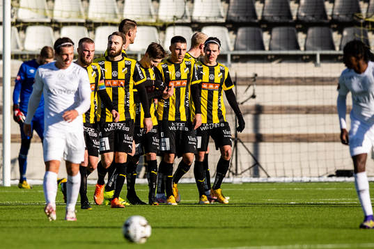 Häckens Ali Youssef med lagkamrater