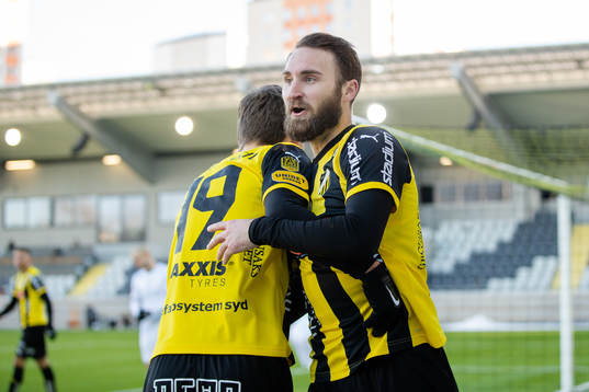 Häckens Oskar Sverrisson jublar ihop med Axel Henriksson